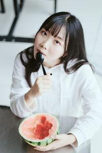 女生写真吃瓜,探寻女生写真中的美食诱惑
