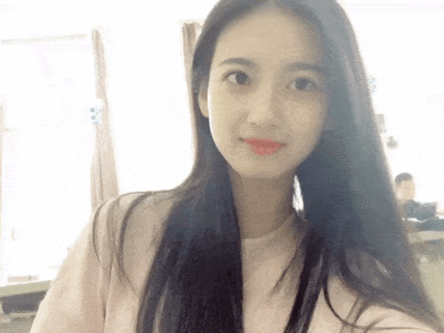 吃网纹瓜的小姐姐图片,邂逅美味与颜值并存的小姐姐